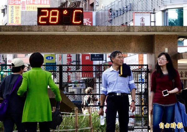 明天各地天氣為多雲到晴，高溫26至28度，但入夜後稍涼，低溫17、18度。圖為台北地區公園內溫度計於今天下午3時顯示氣溫28度。（記者羅沛德攝）