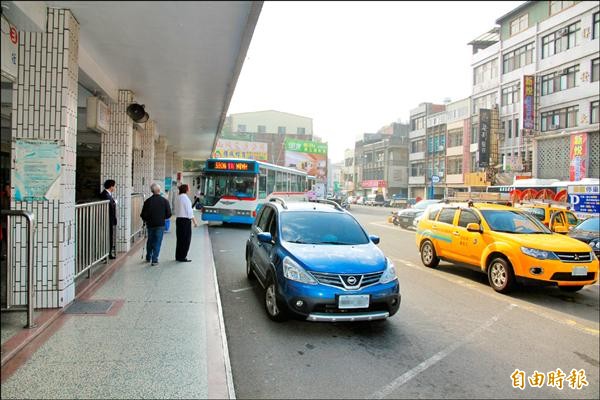 頭份國光客運站搬到中正路與苗栗客運共站，昨天啟用，但周邊停車空間不足，許多接送乘客的私家車闖入站區，與客運車爭道。（記者鄭鴻達攝）