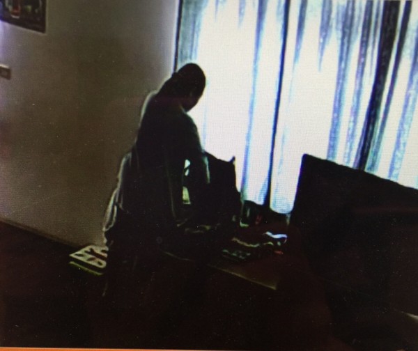 家賊難防!南投縣草屯鎮陳姓男子暗中裝設監視器,拍下印尼籍看護工打開皮包順手牽羊。(記者佟振國翻攝) 家賊難防!南投縣草屯鎮陳姓男子暗中裝設監視器,拍下印尼籍看護工打開皮包順手牽羊。(記者佟振國翻攝)