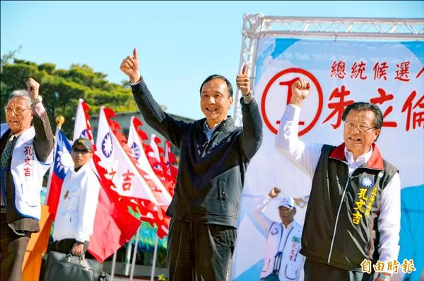 國民黨原住民立委候選人孔文吉（右）昨在南投埔里成立競選總部，總統候選人朱立倫（中）站台輔選，也不忘拉抬自己，不斷比出一號的手勢。（記者陳鳳麗攝）