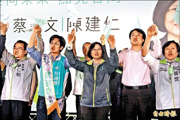 民進黨總統候選人蔡英文昨由基隆市長林右昌（右二）陪同參加造勢晚會，除呼籲選民支持立委候選人蔡適應（左二），也訴求明年完成國會輪替的目標。（記者盧賢秀攝）