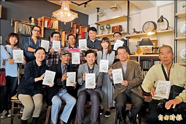 台南市文化局與作者、南市舊貨店業者一同介紹新書《時光專賣店》。（記者劉婉君攝）