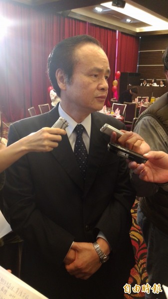 中華郵政總經理陳憲著公布郵局裁併計畫。(記者黃立翔攝) 中華郵政總經理陳憲著公布郵局裁併計畫。(記者黃立翔攝)