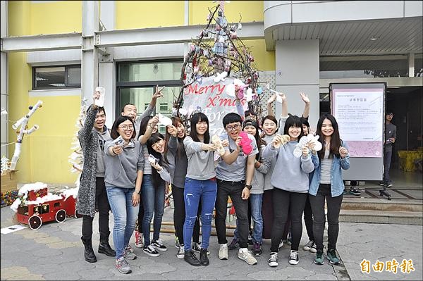 建國科大學生把布衛生棉禮物掛在耶誕樹上，點綴其間注入滿滿的愛心暖流。（記者張聰秋攝）