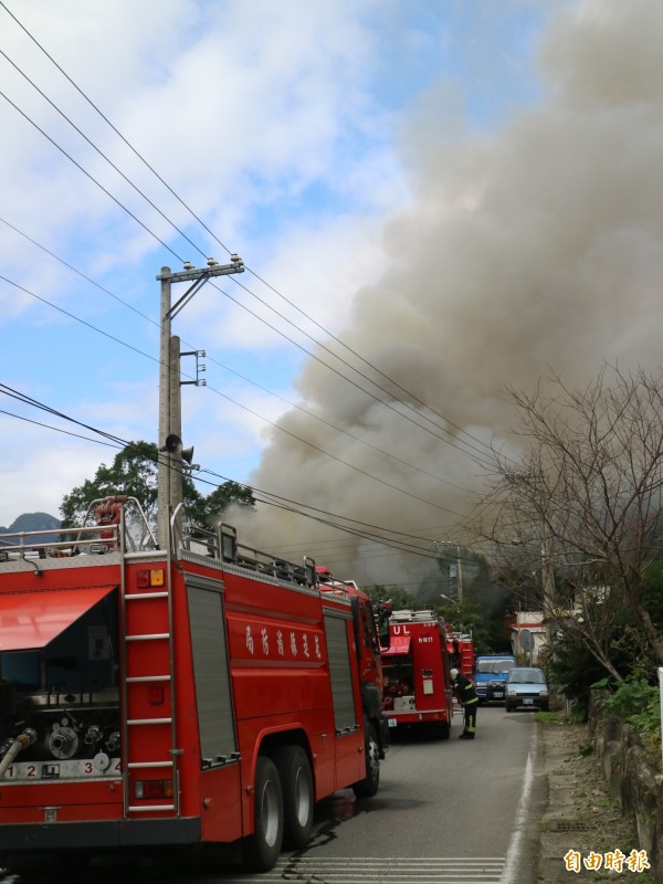 花蓮縣秀林鄉銅門村榕樹部落一處民宅，今早11點發生火警。（記者王錦義攝）
