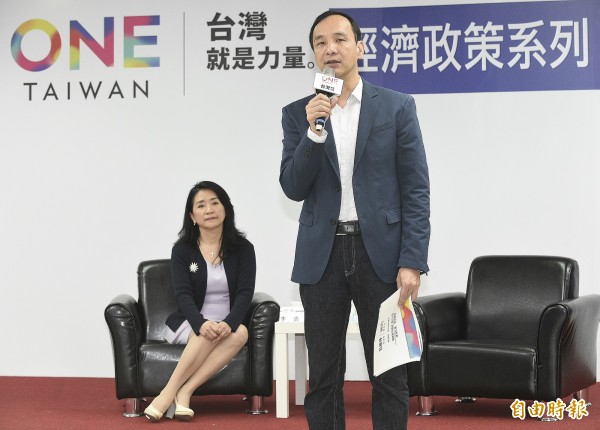 國民黨總統候選人朱立倫下午在國民黨中央黨部舉行「經濟政策系列-投資台灣」政策談話會。 （記者陳志曲攝）