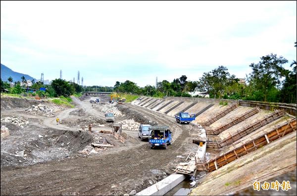 吉安溪在大山橋上游轉彎段角度大，公所爭取預算整修護岸。（記者王錦義攝）