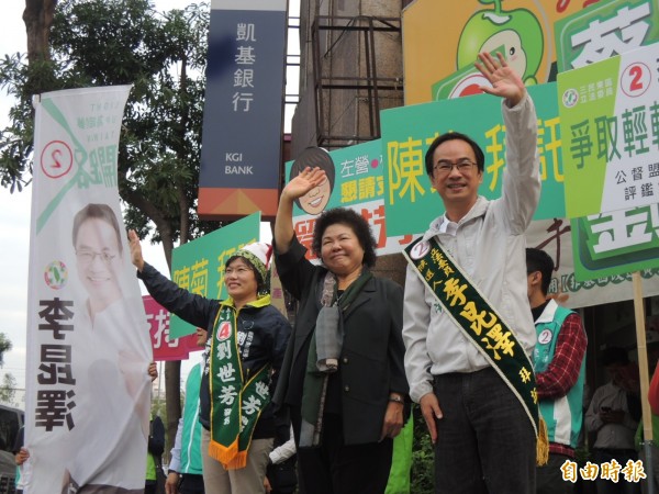 花媽早上七點站上路口，陪劉世芳、李昆澤拉票（記者王榮祥攝）