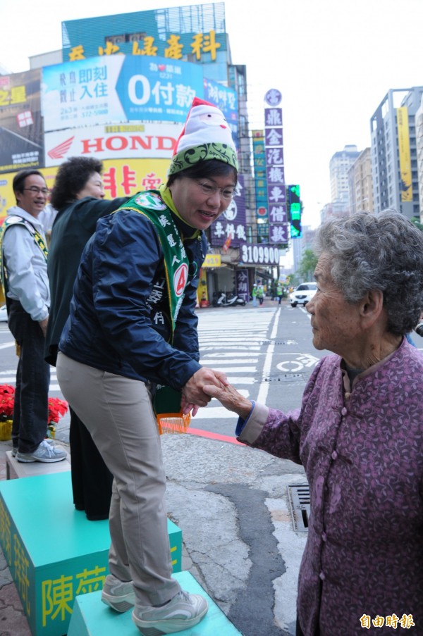 阿嬤走到劉世芳跟前握手表達支持。（記者蔡清華攝）