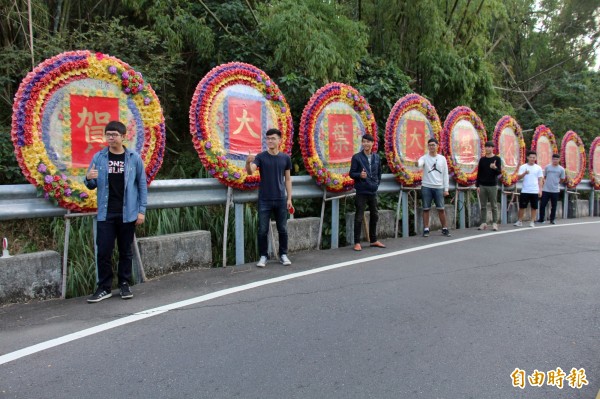 陳俊龍（左）過生日，死黨梁家榮（右）與好友集資送花圈祝壽。（記者顏宏駿攝）