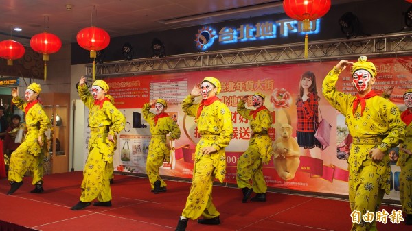 迎接猴年，台北地下街舉辦新春促銷記者會，安排台灣戲曲學院表演猴陣，相當精彩。（記者蔡亞樺攝）