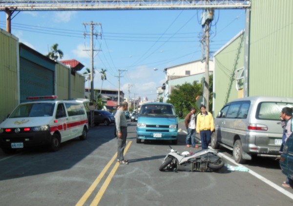 埔里鎮同聲路與河南路口今中午發生休旅車與安親班廂型車擦撞事故，廂型車偏入對向車道，將騎機車路過的阮姓婦女撞倒，送醫救治幸無大礙。（圖：埔里分局提供）