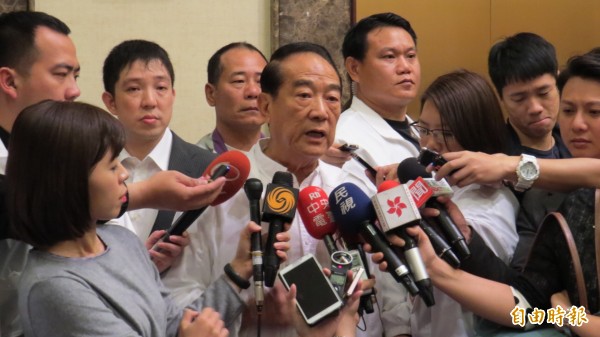 親民黨主席宋楚瑜出席「全國村里長與總統候選人有約」活動,批評國民黨民調有假。(記者陳鈺馥攝) 親民黨主席宋楚瑜出席「全國村里長與總統候選人有約」活動,批評國民黨民調有假。(記者陳鈺馥攝)