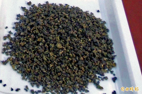 南投縣鹿谷凍頂茶葉生產合作社生產的烏龍茶茶葉。（記者謝介裕攝）