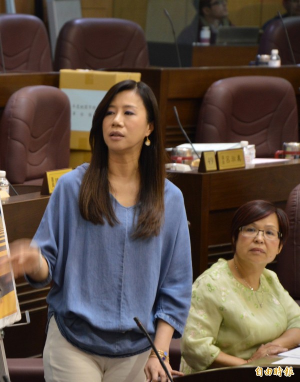 針對民進黨今日指控國民黨總統候選人朱立倫於桃園縣長任內帶頭炒地，朱立倫競選辦公室發言人萬美玲（左）回應抨擊，民進黨抹黑風氣再起，此案幾年前早已說明過，民進黨不斷舊案冷飯重炒。（資料照，記者謝武雄攝）