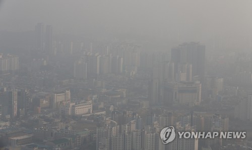 受到霧霾影響，首爾上空今日一片灰暗。（圖擷取自韓聯社）