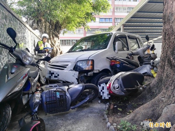 花蓮市林姓婦人停車誤踩油門撞倒一排機車。（記者王錦義攝）
