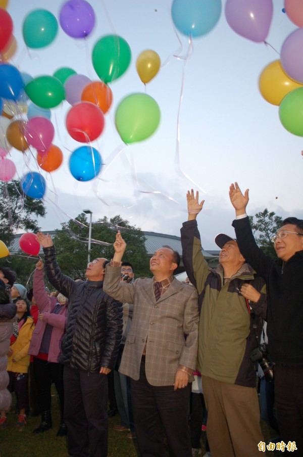 林姓男子用吹風機為汽球灌風，結果鼓漲成約一顆籃球大小的汽球爆炸，當場造成林男和圍觀的2名女子臉部受到灼燙傷。圖為汽球升空畫面，與新聞事件無關。（記者江志雄攝）