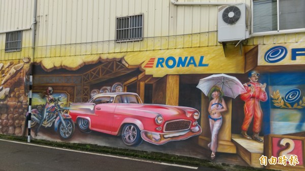 竹山工業區內一家金屬工廠彩繪外牆，酷炫車輛與鮮豔色彩成為社區一大亮點。（記者劉濱銓攝）