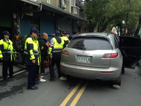 李姓男子疑衝撞車輛肇逃，被員警攔獲就逮。（記者游明金翻攝）