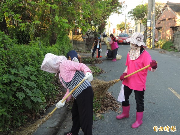 社區環保志工不定期打掃街道，維護環境整潔。（記者黃淑莉攝）