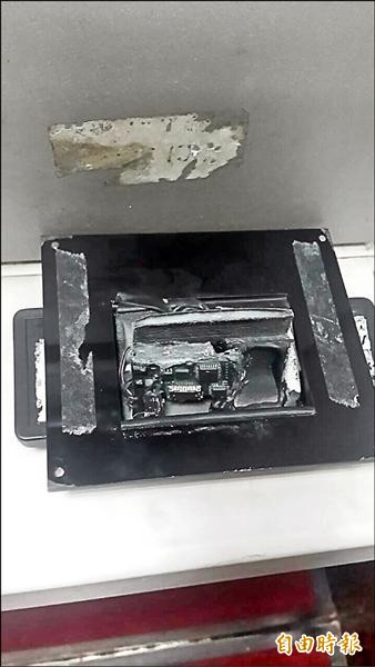 歹徒將這台方形的側錄器裝設在提款機插卡匣上，側錄持卡人卡號後盜刷。（記者林嘉東攝）