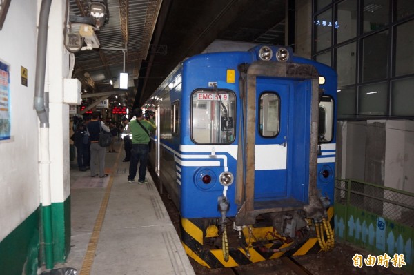 台鐵近日2度傳出鐵道扣環脫落，並砸到火車頭及車長室玻璃的事件。圖為示意圖。（資料照，記者歐素美攝）