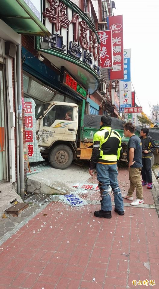 卡車撞進當鋪裡，所幸沒有人受傷。（圖取自爆料公社）