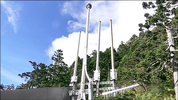 玉山國家公園改善排雲山莊通訊品質，現在三大電信業者的4G網路都能順暢使用，圖為中華電信4G基地台。（玉管處提供）