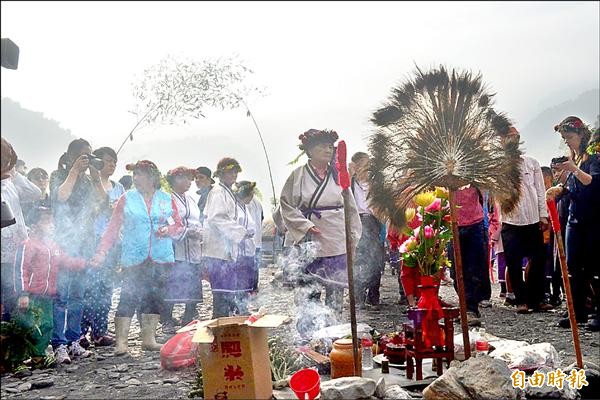 高樹加蚋埔昨天重現10多年未辦的祈雨祭，祭司主持「雨王」開光儀式。（記者邱芷柔攝）