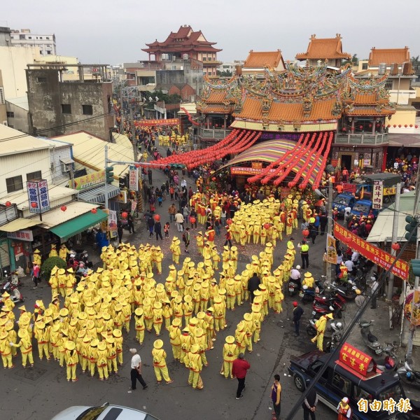 回鑾隊伍經過溪湖鎮福安宮，陣頭報馬仔、大燈、黃令旗、八郊燈、旗隊等等，每個人身上穿上金黃色制服，整齊亮麗，為遶境活動增添凝聚力。（記者張聰秋攝）