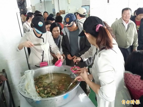 免費品嚐烏魚麵。（記者鄭旭凱攝）