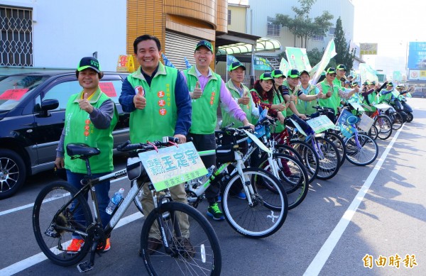 王定宇鐵馬遊行，全力衝刺選情。（記者吳俊鋒攝）