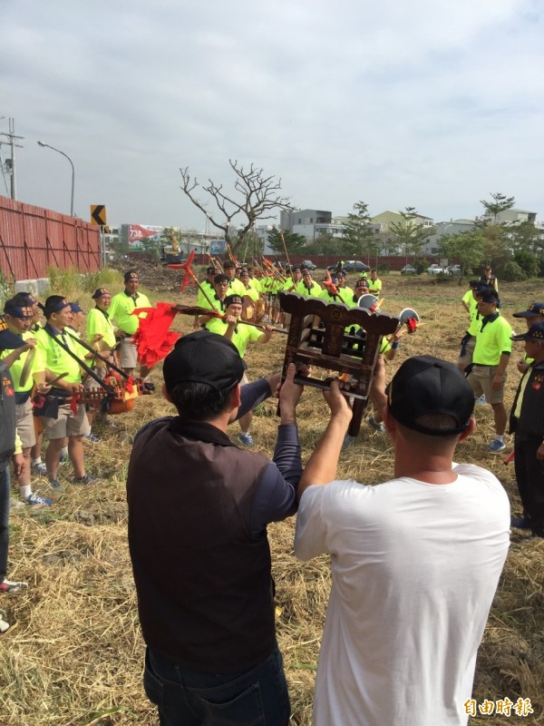 台江文化中心終於在安南區動土，社大分校與鄉親以文化遶境的方式，請神明見證動土儀式。（記者王捷攝）