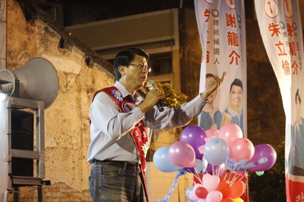 謝龍介以台語拉近與民眾距離，競選短片《龍介兄說台語》也獲得首投族支持。（圖由謝龍介景選總部提供）