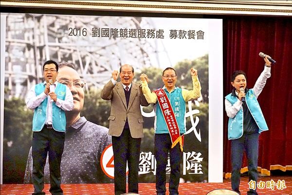 台聯黨台中市第五選區立委候選人劉國隆昨晚舉辦募款造勢大會，主席黃昆輝站台支持。（記者蔡淑媛攝）