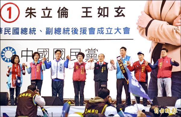 國民黨正副總統候選人朱立倫、王如玄全國後援總會昨在新北市成立，立法院長王金平致詞時，有五位區域立委候選人同台。（記者陳韋宗攝）