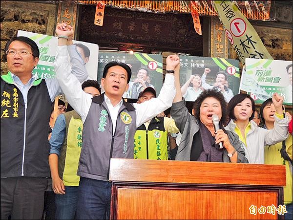 高雄市長陳菊昨首度造訪南市安平開台天后宮與觀音亭，為南市第四選區立委候選人林俊憲站台拉抬勝選氣勢。（記者王俊忠攝）