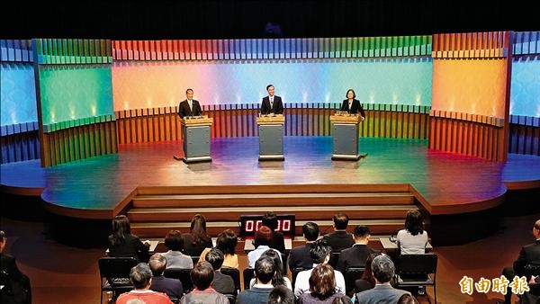 首場總統候選人電視辯論會昨日在公視舉行，蔡英文（右起）、朱立倫與宋楚瑜三位總統候選人同台就各種議題交鋒。（記者張嘉明攝）
