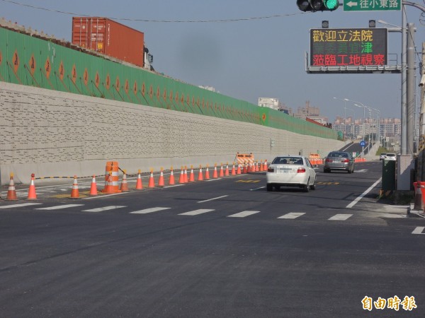 大灣交流道北上匝道即將於年底開放通車。（記者林孟婷攝）