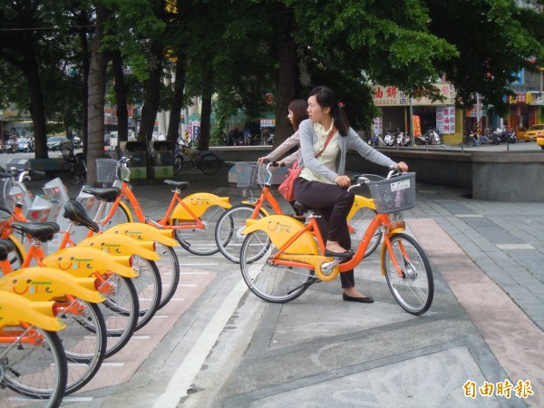 從明年2月1日開始，民眾租借YouBike需要付錢了，前30分鐘借車使用需收費5元。（記者張聰秋攝）