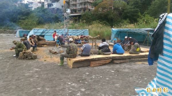 留宿族人以古法燻烤獵物。（記者陳賢義攝）