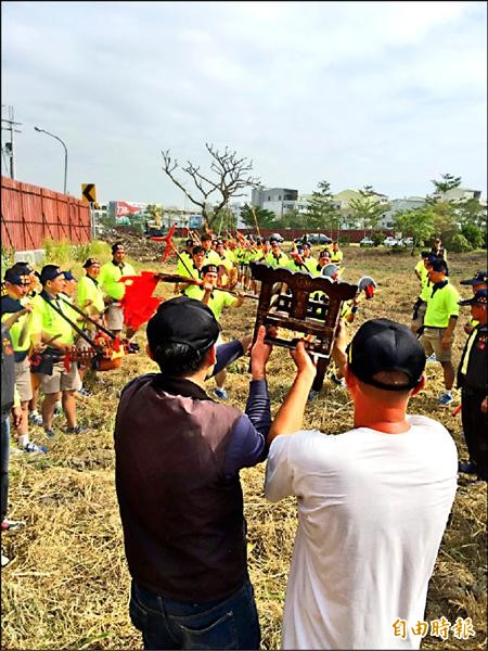 地方邀請眾神明見證台江文化中心動土。（記者王捷攝）