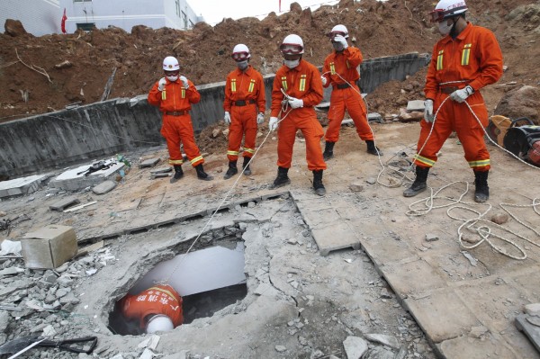 12月20日發生在中國廣東省深圳市光明新區的嚴重坍方，造成33棟建築物被掩埋，至今已發現7具罹難者遺體並還有75人失蹤。（路透）