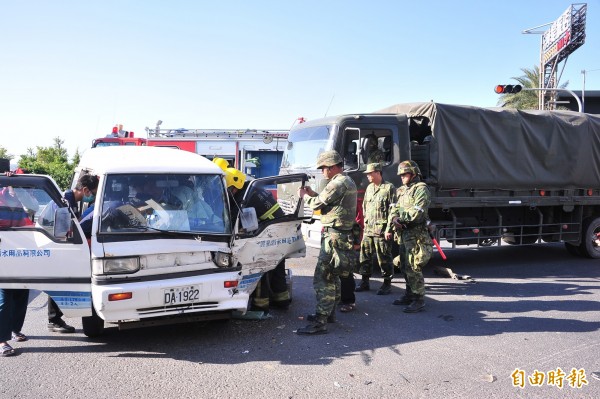 貨車撞上軍車。（記者蔡宗憲攝）