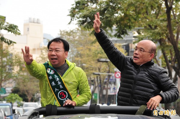 蘇貞昌陪同謝志忠在豐原車隊掃街，希望鄉親支持。（記者李忠憲攝）