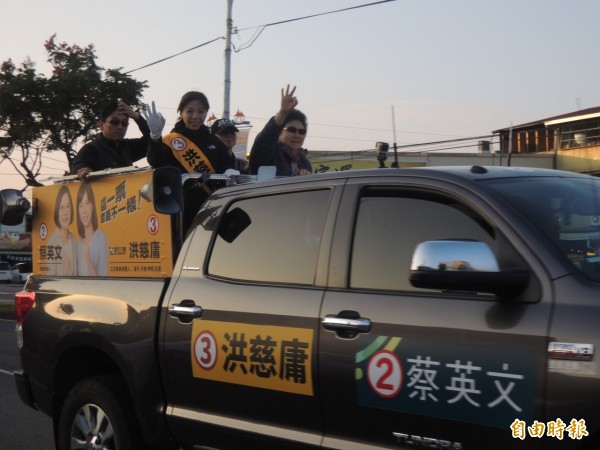 高雄市長陳菊陪同洪慈庸車隊掃街拜票，手比3號，呼籲選民支持洪慈庸。（記者歐素美攝）