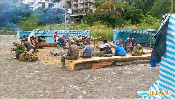 知本卑南族卡大地布部落大獵祭登場，留宿族人以古法燻烤獵物。（記者陳賢義攝）