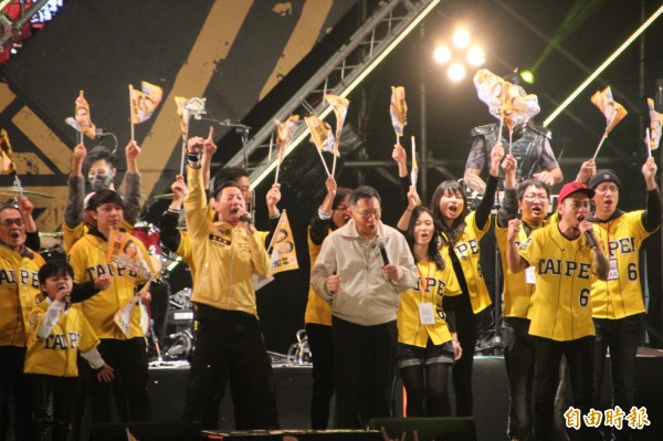 時代力量立法委員候選人林昶佐舉辦的戶外演唱會請來台北市長柯文哲高歌，受到民眾熱烈歡迎。（資料照，記者鍾泓良攝）