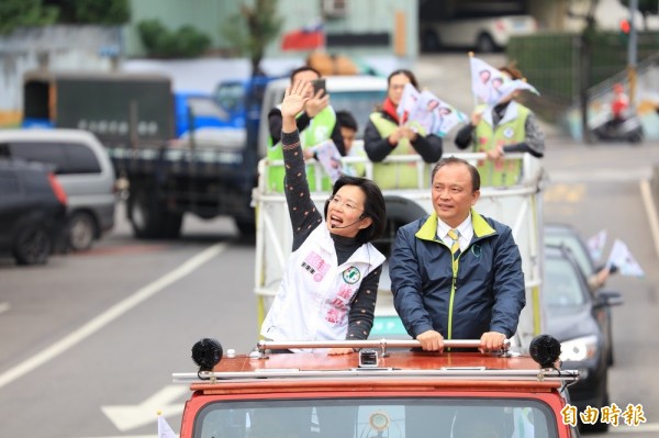 宜蘭縣長林聰賢（右）陪同立委候選人蘇巧慧車隊掃街。（記者張安蕎攝）
